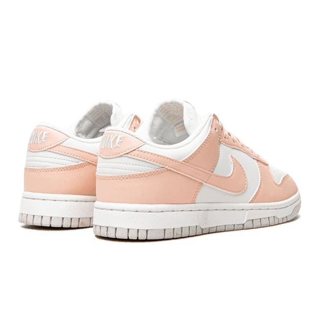 Nike Dunk Low Next Nature (Pale Coral) - Elegante sneakers met een lichtroze kleurenschema en witte zool, perfect voor dagelijks gebruik.