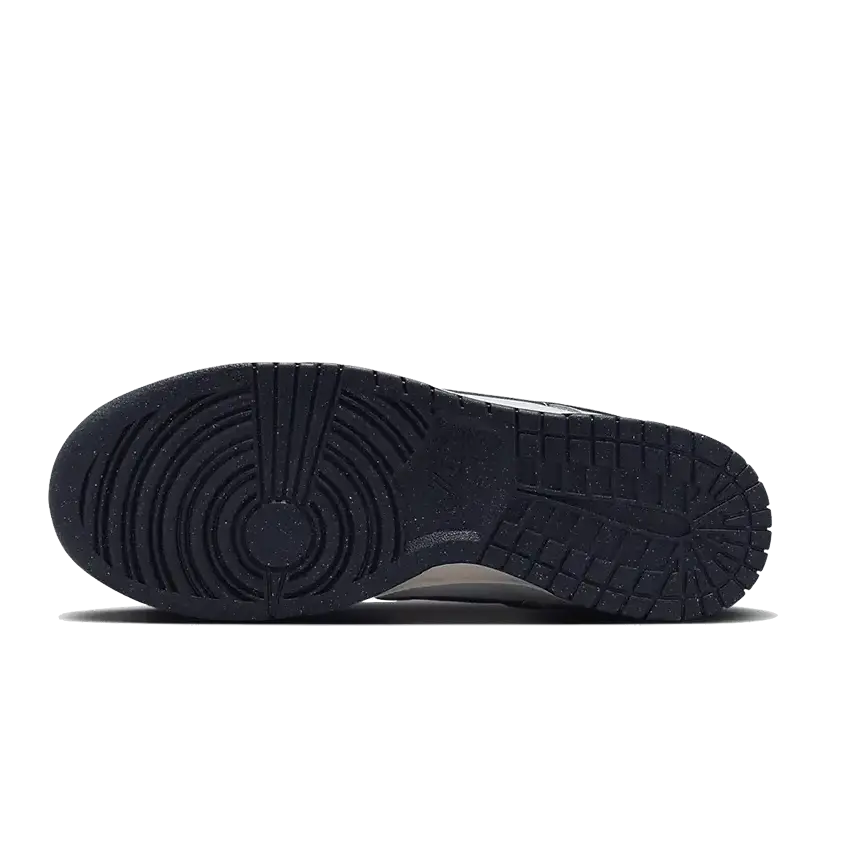 Zwarte Nike Dunk Low Next Nature Photon Dust-sneakers met een robuuste rubberen zool en een stijlvolle look op een effen zwarte achtergrond.