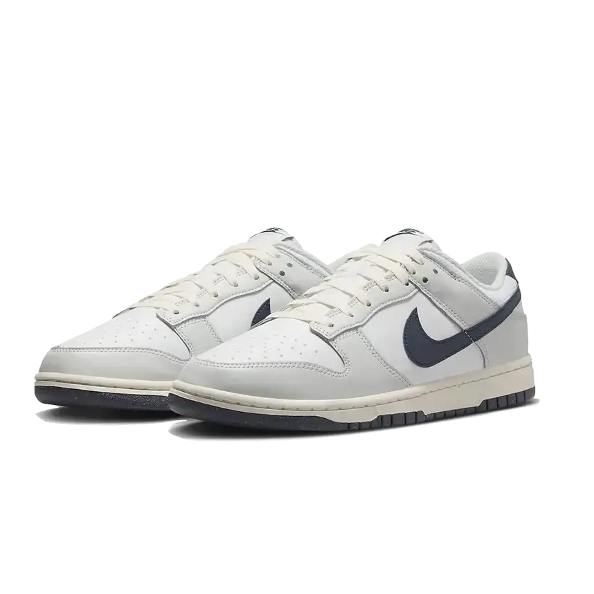 Nike Dunk Low Next Nature Photon Dust - Exclusieve witte sneakers met contrasterende donkergrijze elementen. Deze duurzame schoenen laten een stoere en stijlvolle look zien.