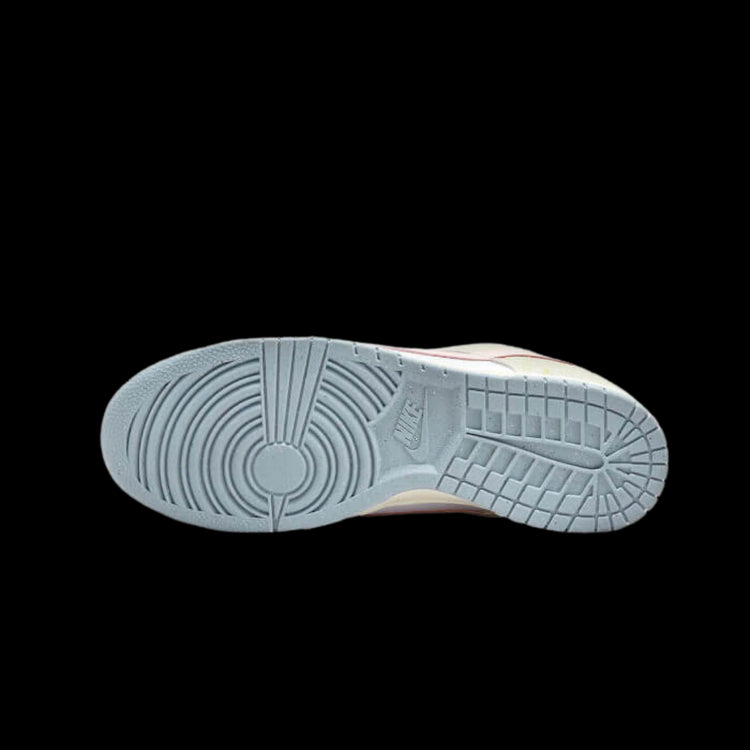 Elegant Nike Dunk Low Oxidized sneakers met gedetailleerde zool in neutrale tinten die zorgt voor een stijlvolle uitstraling.