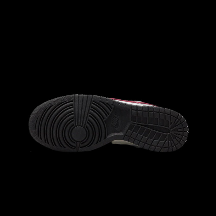 Nike Dunk Low Pale Ivory Redwood - Klassieke sneakers met contrasterende kleuren op de zool en een opvallend design