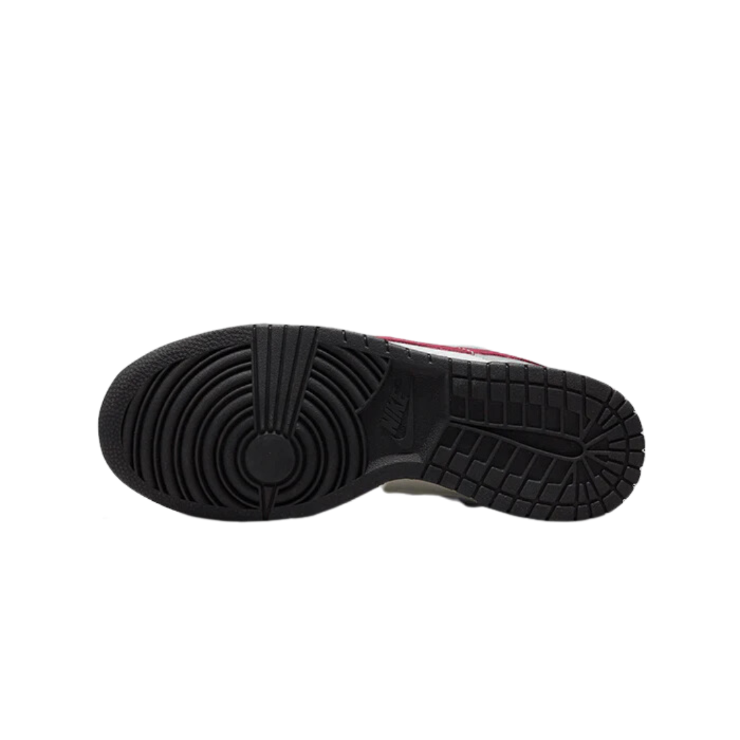Nike Dunk Low Pale Ivory Redwood - Klassieke sneakers met contrasterende kleuren op de zool en een opvallend design