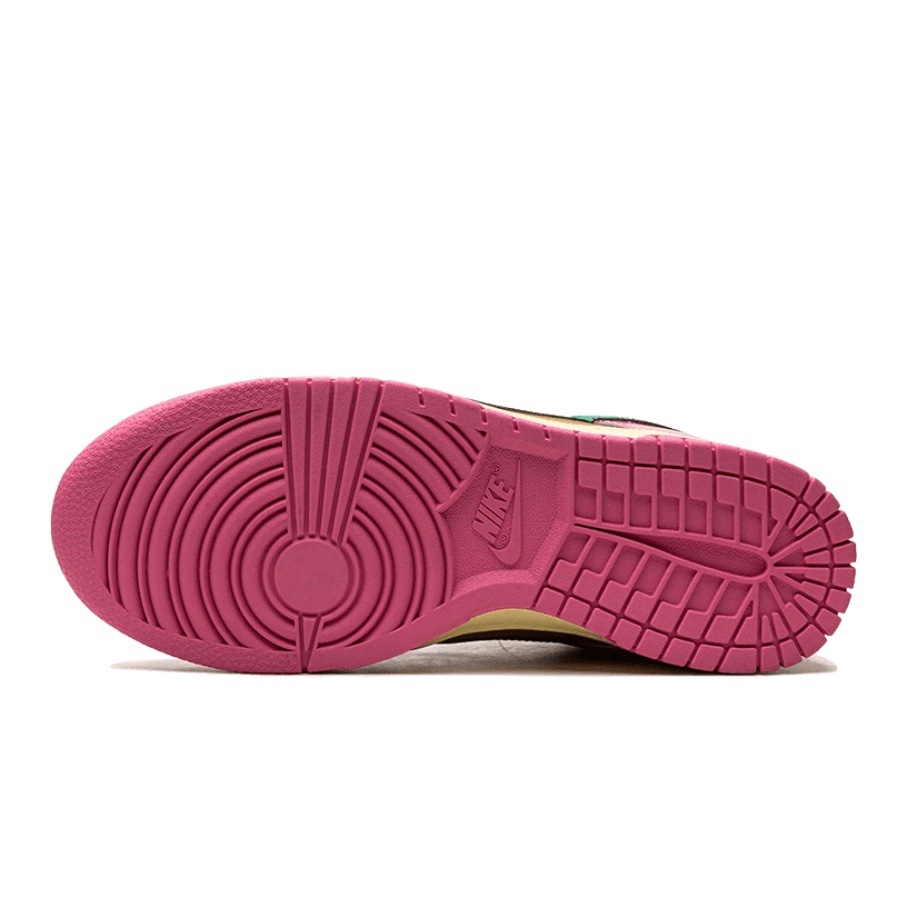 Roze en groene Nike Dunk Low Parris Goebel sneakers met zichtbaar profielpatroon op de zool.