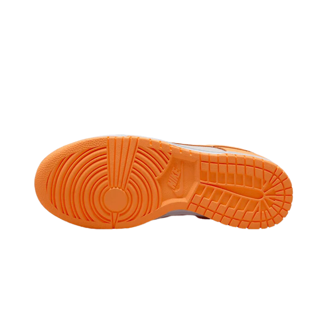 Nike Dunk Low Peach Cream - Sneakers met oranje zool en midsole in modern, minimalistisch design