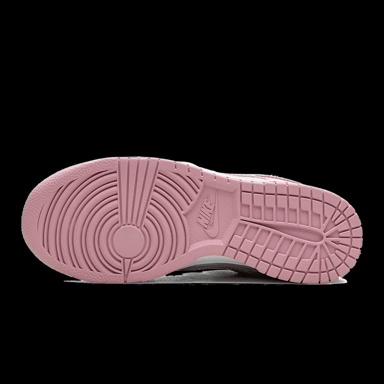 Roze Nike Dunk Low sneakers met een corduroy bovenwerk