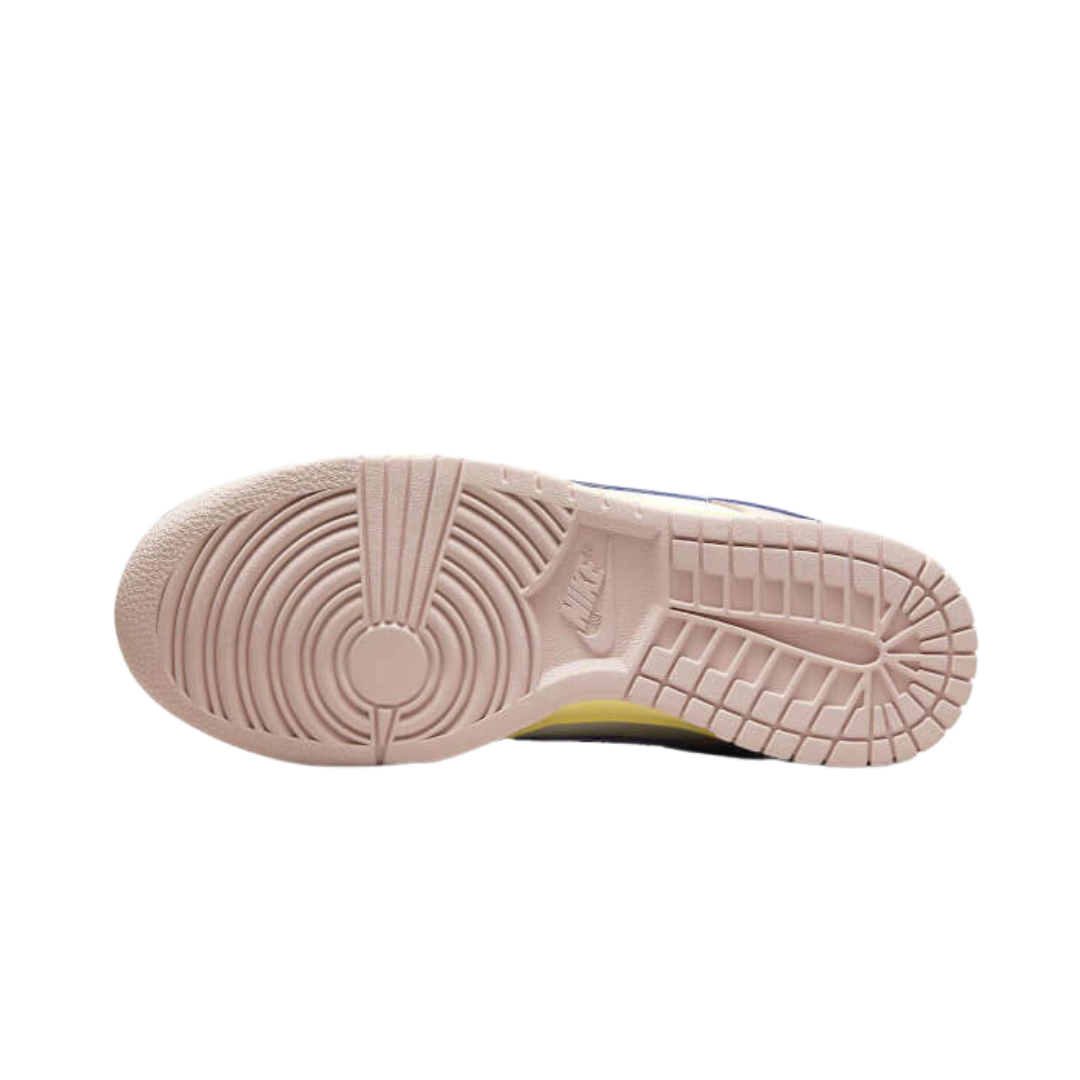 Roze en witte Nike Dunk Low sneakers met een slank, elegant ontwerp en rubberen zolen voor optimale grip en demping.