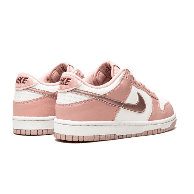 Roze Nike Dunk Low sneakers met fluwelen look