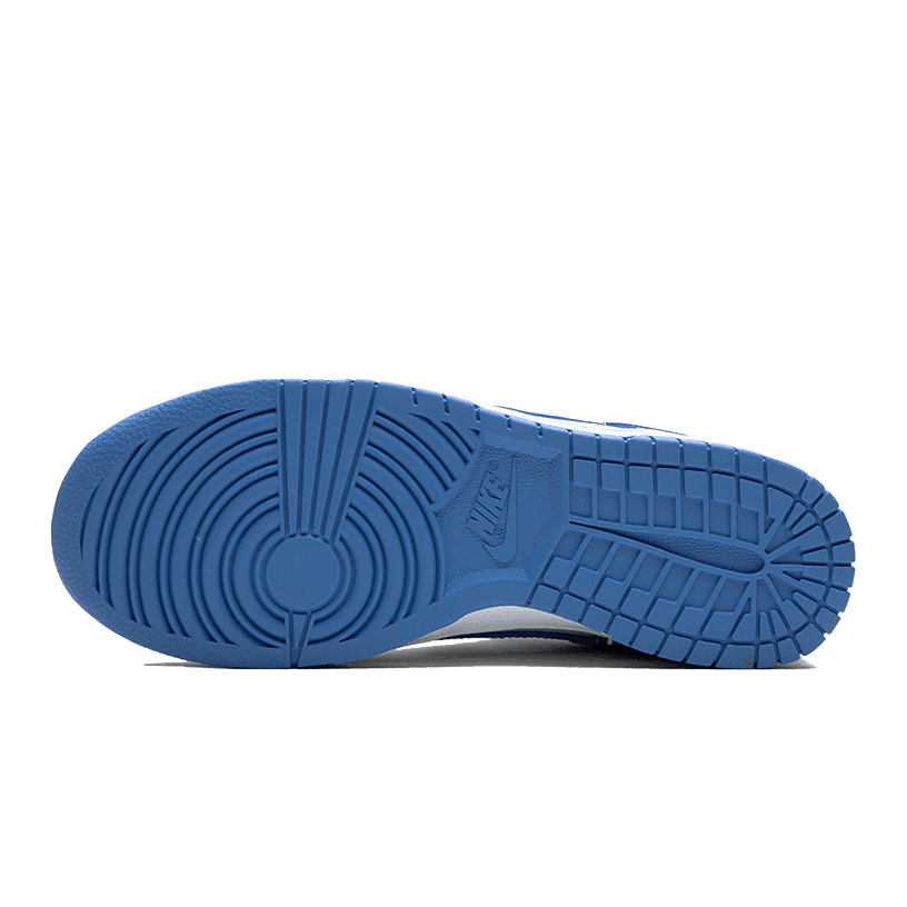 Blauwe Nike Dunk Low Polar Blue sneakers met een gestructureerde rubberen zool en een modern, strak ontwerp.
