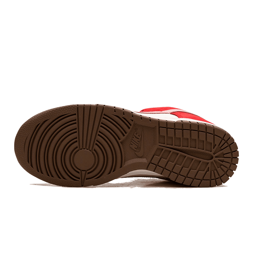 Nike Dunk Low Premium Bacon sneakers met donkerbruine zool en rood-witte kleurstelling