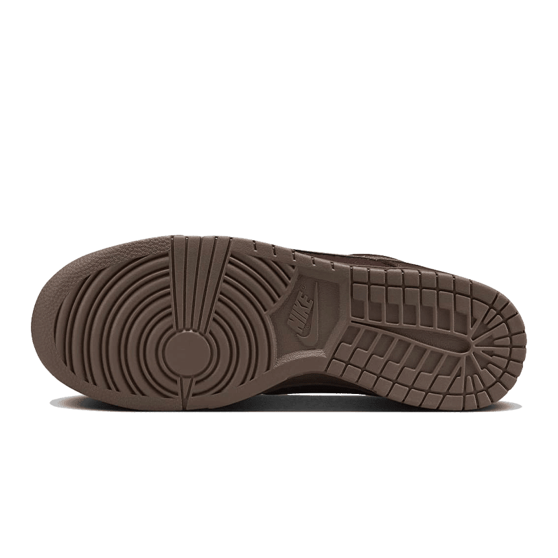 Donkerbruine Nike Dunk Low Premium sneaker met opvallende geribde zool