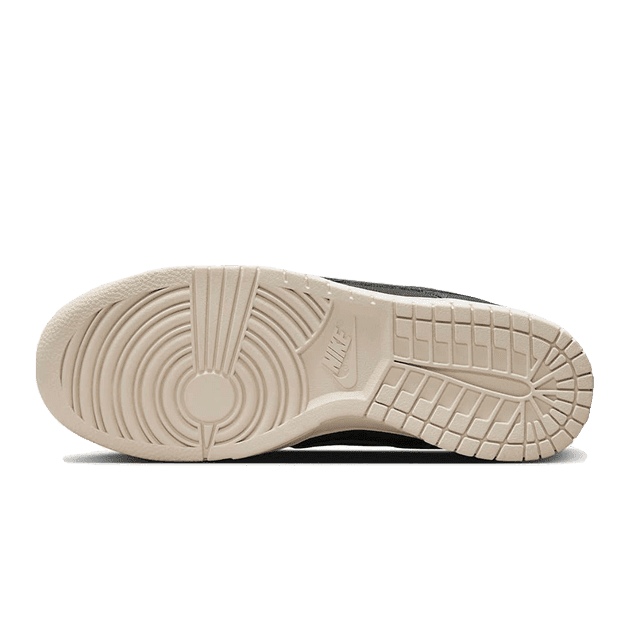 Elegante Nike Dunk Low Premium Sequoia-sneakers met klassieke zool en moderne, tijdloze ontwerp op een effen groene achtergrond.