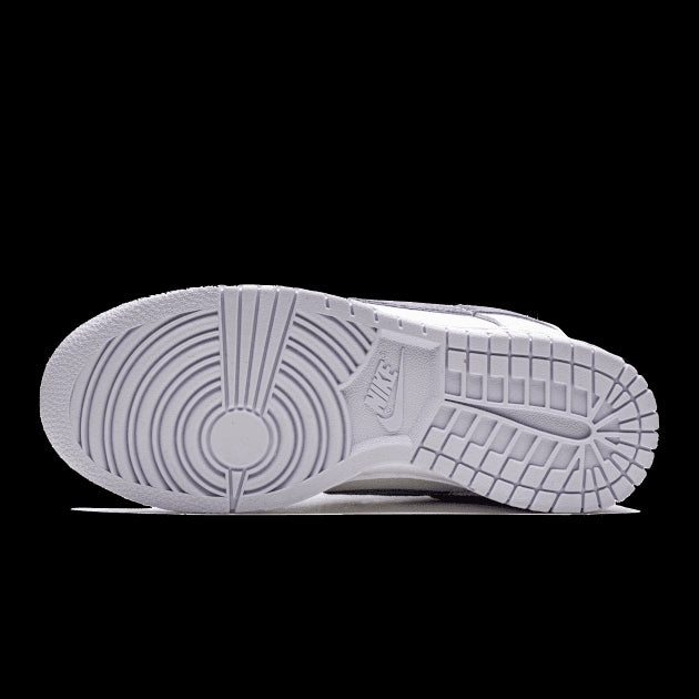 Grijze Nike Dunk Low sneaker met paarse details en een duurzame rubberen zool.