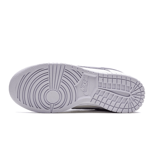 Grijze Nike Dunk Low sneaker met paarse details en een duurzame rubberen zool.