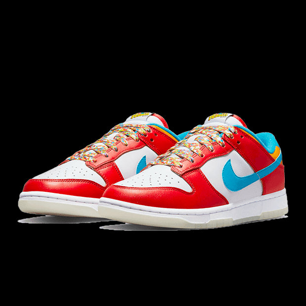 Nike Dunk Low QS LeBron James Fruity Pebbles-sneakers in een kleurrijke, opvallende design. De schoenen hebben een rode, witte en blauwe kleurencombinatie met gekleurde accenten, waardoor ze een levendige en energieke uitstraling hebben.