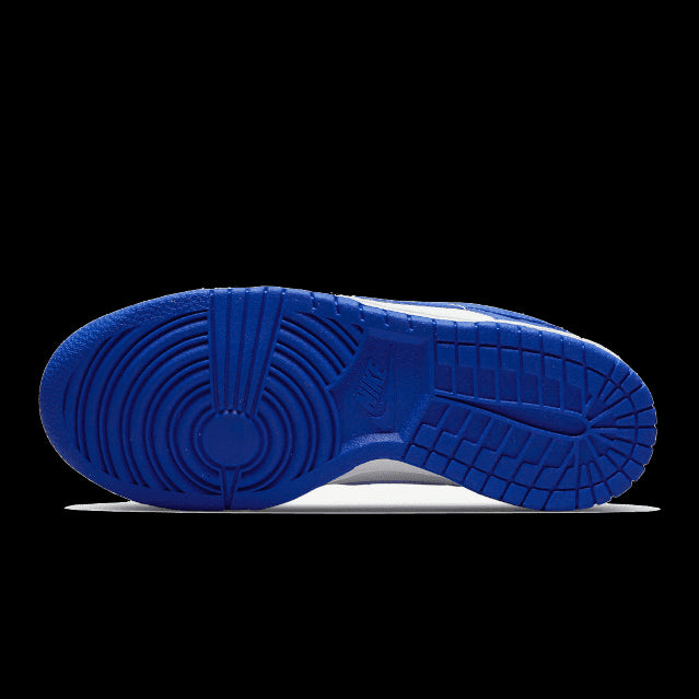 Blauwe Nike Dunk Low sneakers met een opvallend raceblauwe rubberen zool en een modern, strak ontwerp.