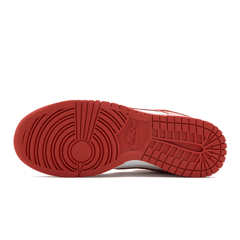 Nike Dunk Low Red Stardust - Exclusieve rode sneakers met gedetailleerde zoolstructuur