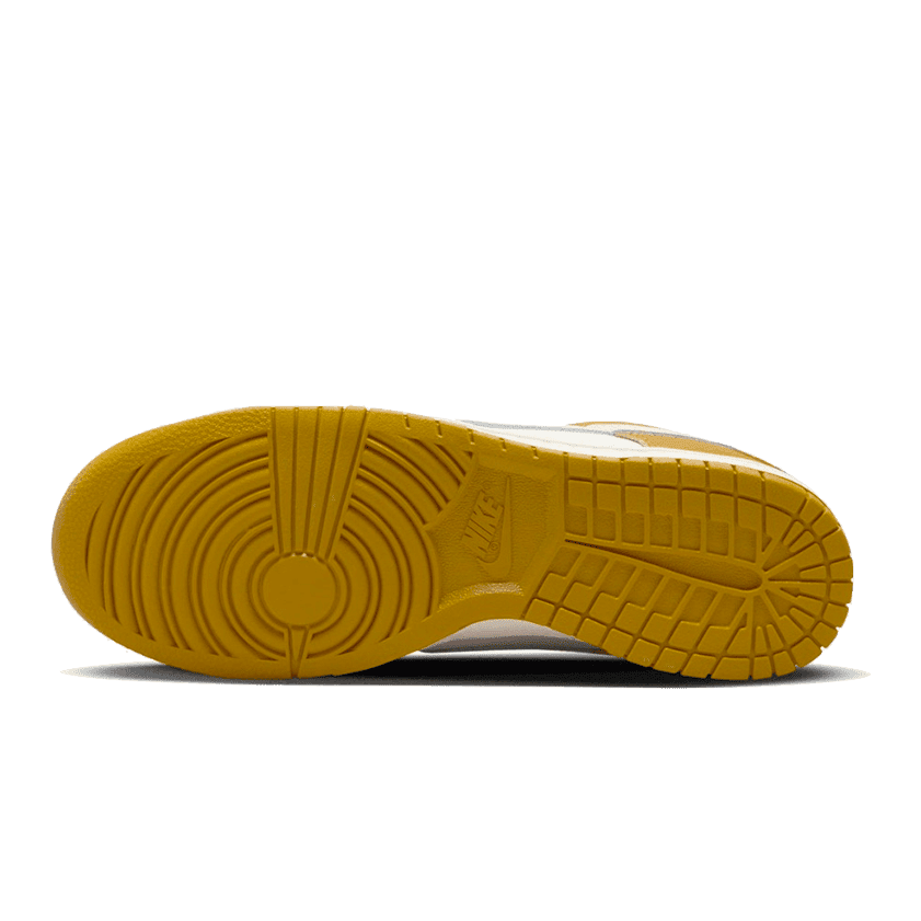 Nike Dunk Low Retro Bronzine Coconut Milk - Exclusieve sneaker met een klassiek design en hoogwaardige materialen voor een comfortabele en stijlvolle uitstraling.