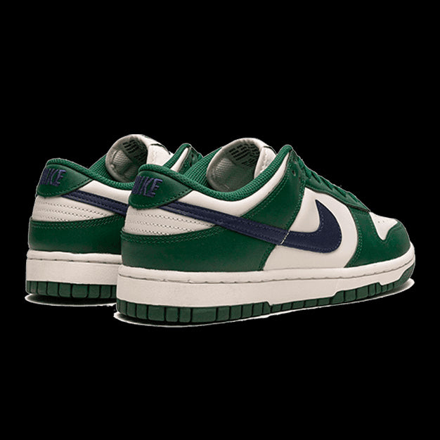 Stylvolle Nike Dunk Low Retro Gorge Green Midnight Navy sneakers op een groene achtergrond