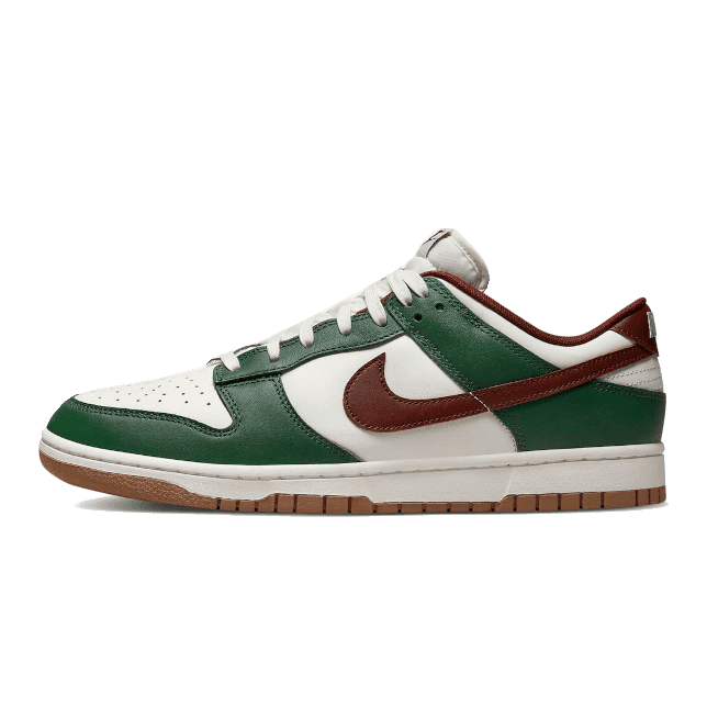 Nike Dunk Low Retro Gorge Green - Groene, witte en bruine sneakers met klassieke Nike-details op een effen groene achtergrond