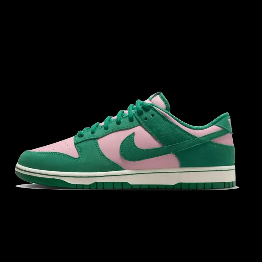 Elegante Nike Dunk Low Retro sneakers in zacht roze en groen. Deze klassieke sneakers hebben een opvallend kleurenschema en een stoer, sportief ontwerp. Perfect voor liefhebbers van vintage streetwear stijl.