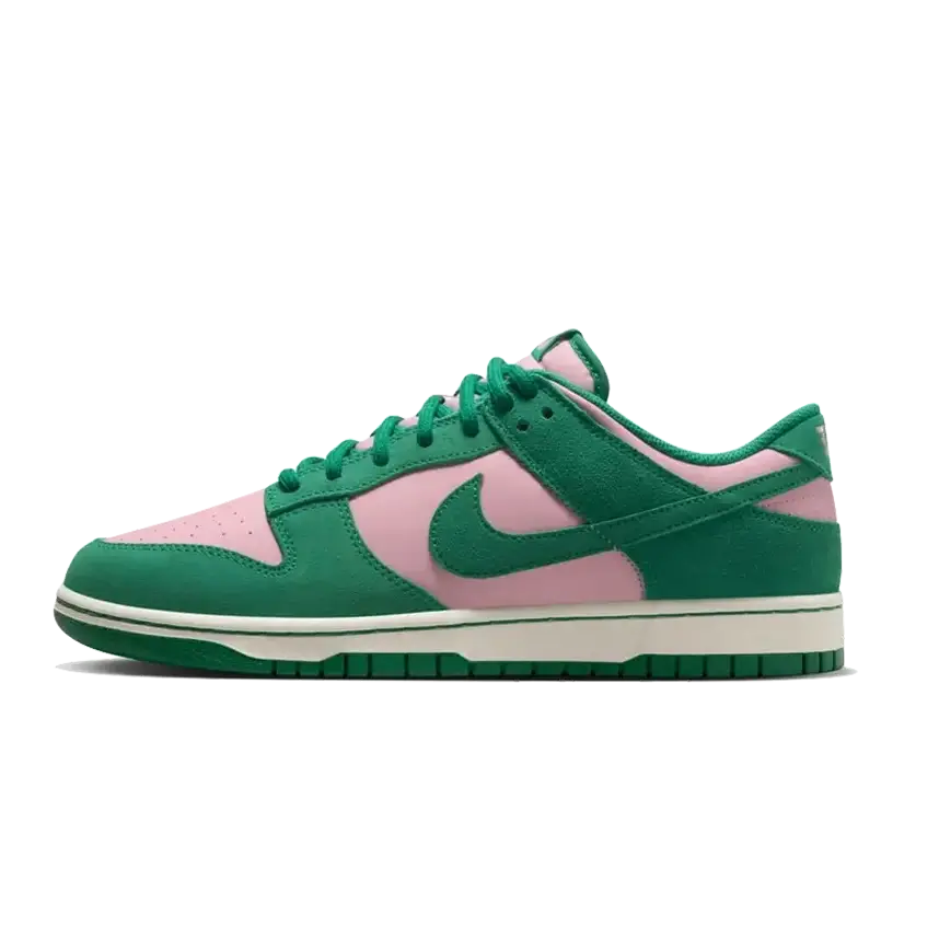 Elegante Nike Dunk Low Retro sneakers in zacht roze en groen. Deze klassieke sneakers hebben een opvallend kleurenschema en een stoer, sportief ontwerp. Perfect voor liefhebbers van vintage streetwear stijl.