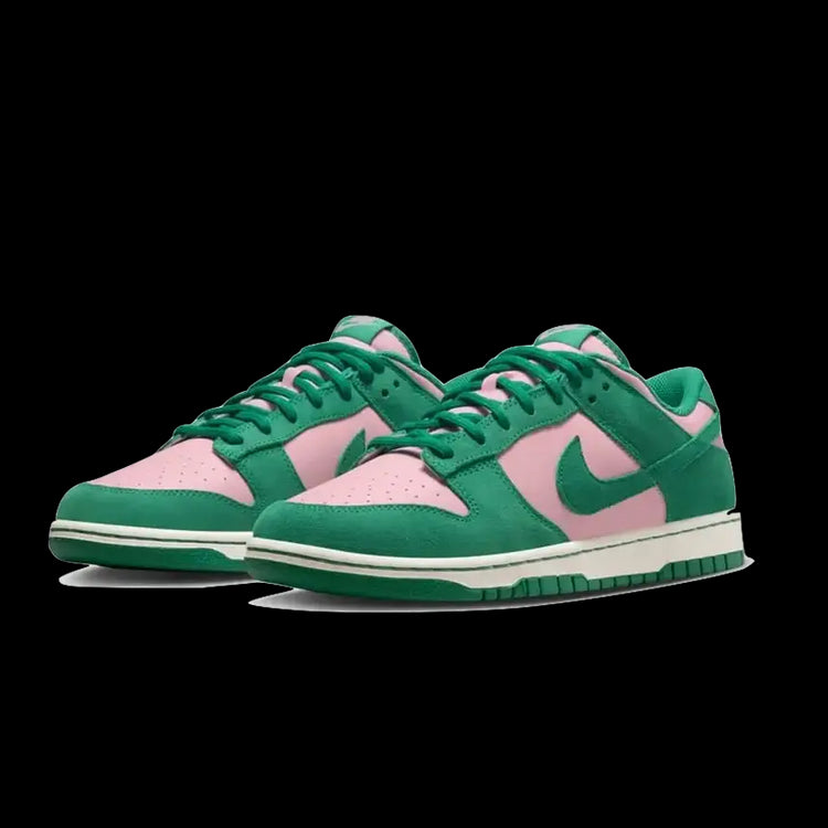 Elegante Nike Dunk Low Retro sneakers in zachte roze en groene tinten. Deze klassieke sneakers hebben een stijlvolle uitstraling en zorgen voor een opvallende look. Perfect voor elke sneakerliefhebber die op zoek is naar een uniek en trendy paar schoenen.