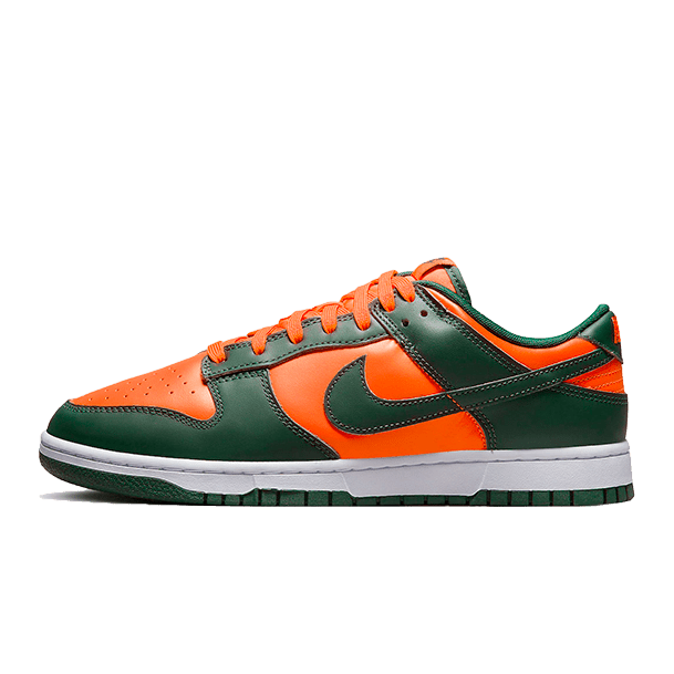 Oranje-groene Nike Dunk Low Retro Miami Hurricanes sneakers op een groene achtergrond