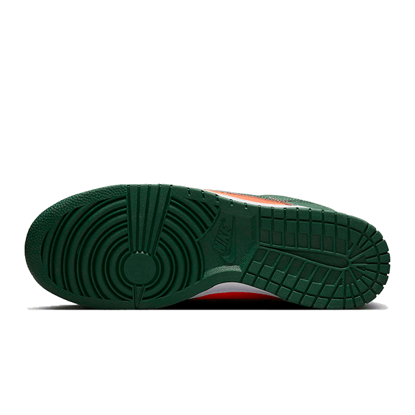 Elegante Nike Dunk Low Retro Miami Hurricanes-sneakers tegen een groene achtergrond. Het product heeft een klassiek sneakerdesign met kenmerkende details in felle kleuren. De zool en bovenkant van de sneaker geven een robuuste en duurzame uitstraling.