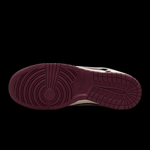 Nike Dunk Low Retro PRM Valentine's Day (2023) - Comfortabele sneakers met gedetailleerd rood/witte patroon en duurzame zool.