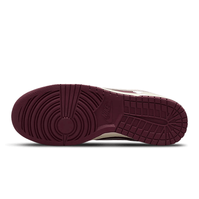 Nike Dunk Low Retro PRM Valentine's Day (2023) - Comfortabele sneakers met gedetailleerd rood/witte patroon en duurzame zool.
