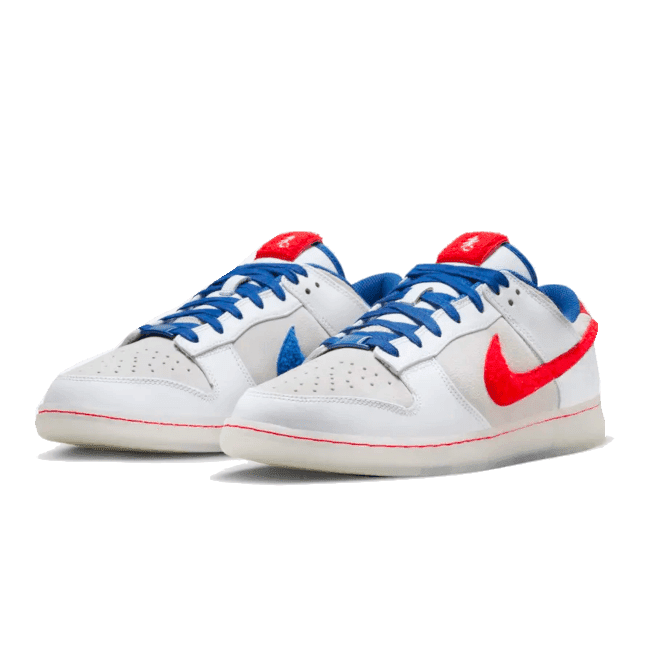 Witte, blauwe en rode Nike Dunk Low Retro PRM Year of the Rabbit sneakers tegen een donkergroene achtergrond.