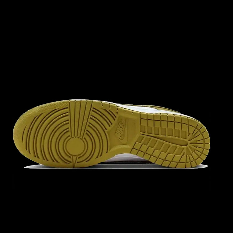 Lage sneaker Nike Dunk Low Retro Pacific Moss op een zwarte achtergrond. De schoen heeft een groen-gele rubberen zool met een doorlopend patroon. Dit is een klassiek Nike Dunk Low-model met een eigenzinnige kleurstelling.
