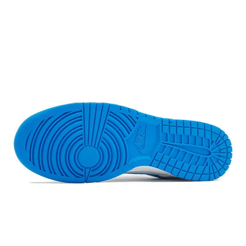 Nike Dunk Low Retro Photo Blue sneakers met blauwe en witte details op de rubberen zool