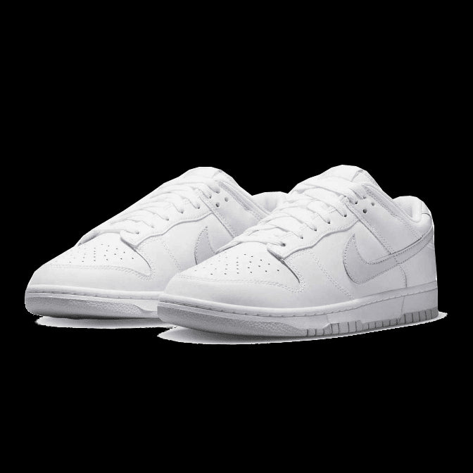 Elegante Nike Dunk Low Retro sneakers in puur wit en platinum met stijlvol ontwerp