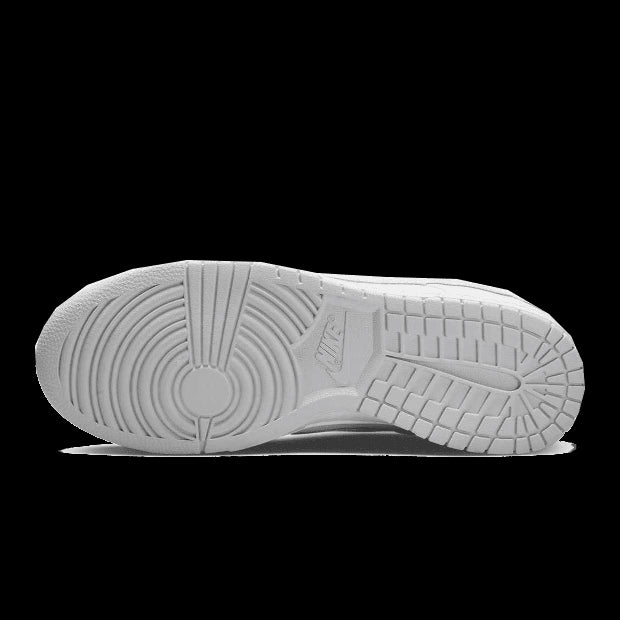 Witte Nike Dunk Low Retro sneakers met puur platina details op een groene achtergrond.