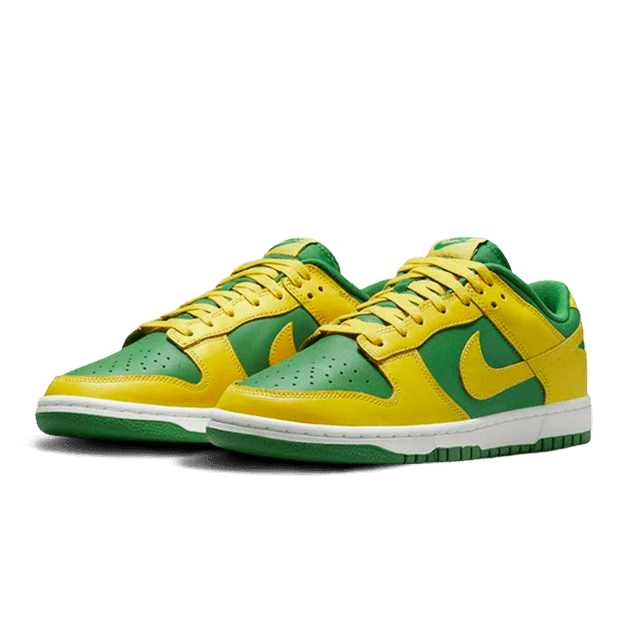 Nike Dunk Low Reverse Brazil sneakers op groen-gele achtergrond. De sneakers hebben een frisse, levendige kleurencombinatie van geel en groen, evenals opvallende Nike-logo's. Het sportieve silhouet en de contrasterende kleuren maken deze sneakers tot een eyecatcher.