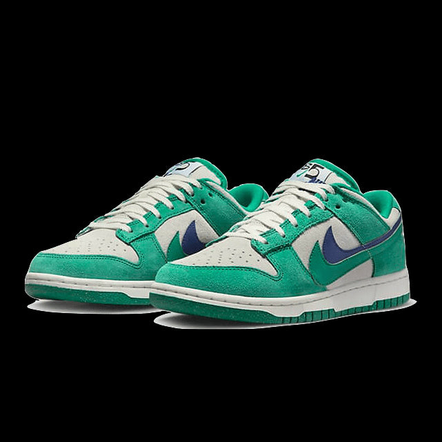 Groene Nike Dunk Low SE 85-sneakers met beige accenten tegen een groene achtergrond