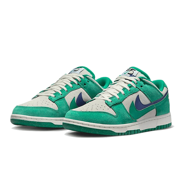 Groene Nike Dunk Low SE 85-sneakers met beige accenten tegen een groene achtergrond