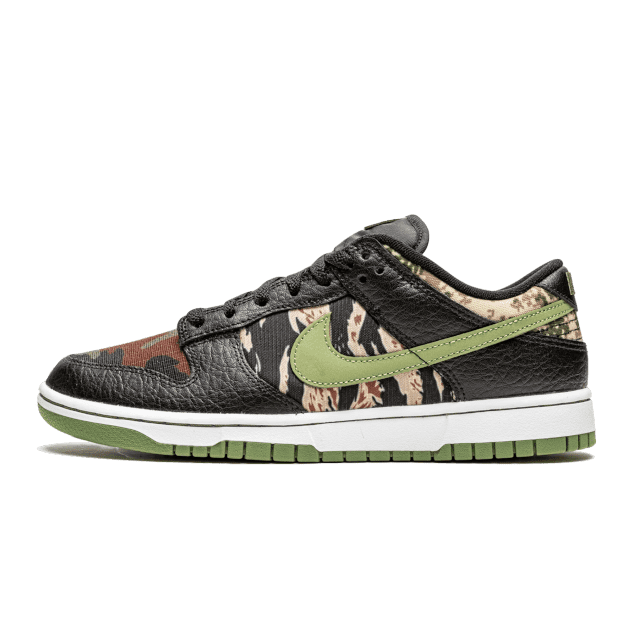 Zwarte Nike Dunk Low SE sneakers met een camouflagepatroon in felle kleuren op een groene achtergrond. Deze exclusieve sneakers hebben een flexibele zool en een opvallend en trendy camouflagedesign.