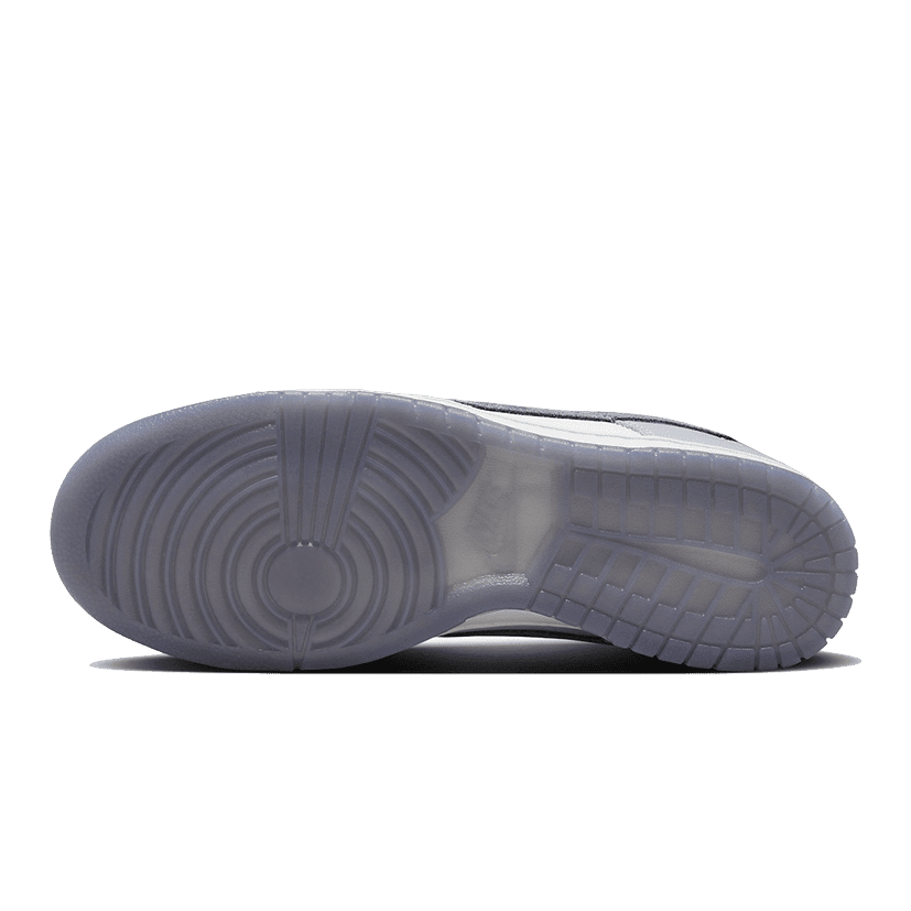 Grijze Nike Dunk Low SE Light Carbon sneakers met een duurzame rubberen zool en een modern, minimalistisch design.