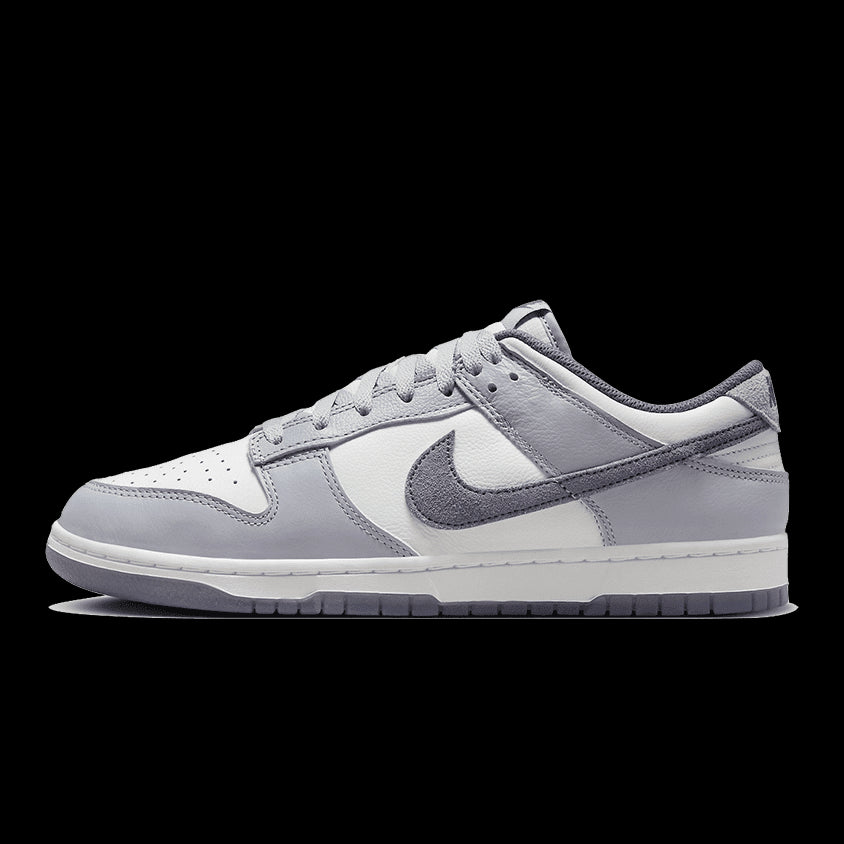 Nike Dunk Low SE Light Carbon sneakers - moderne en elegante sneakers met grijze en witte details op een groene achtergrond