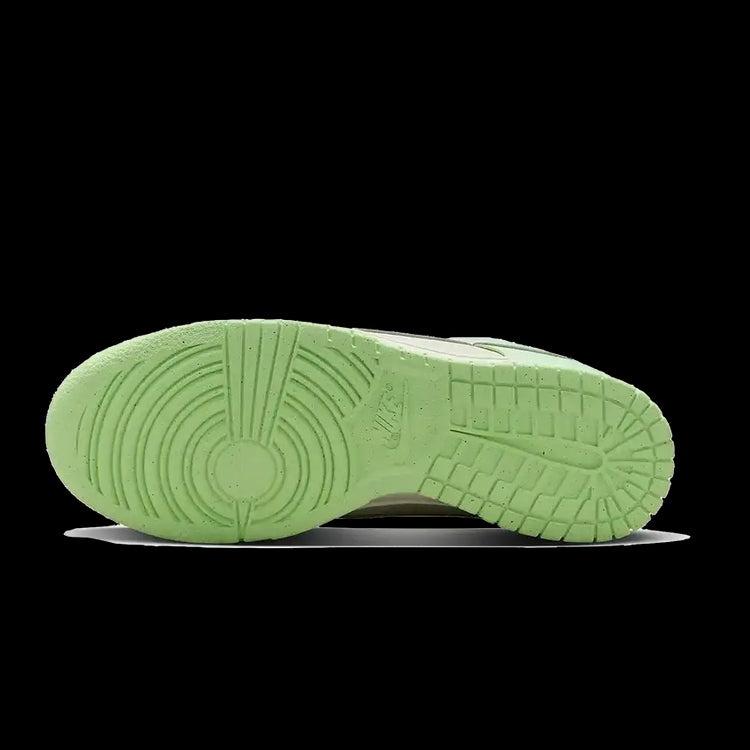 Stijlvolle Nike Dunk Low SE Next Nature Sea Glass sneakers met een groen zoolontwerp en een eenvoudige, elegante afwerking.