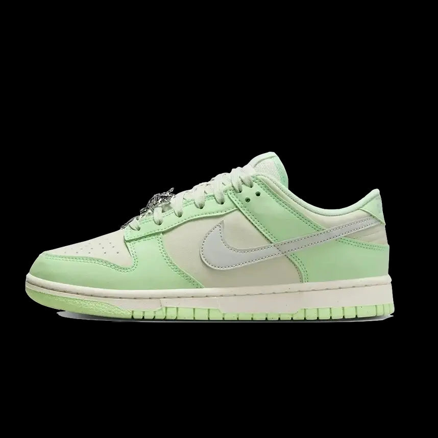 Groene Nike Dunk Low SE Next Nature sneakers met zilveren accenten