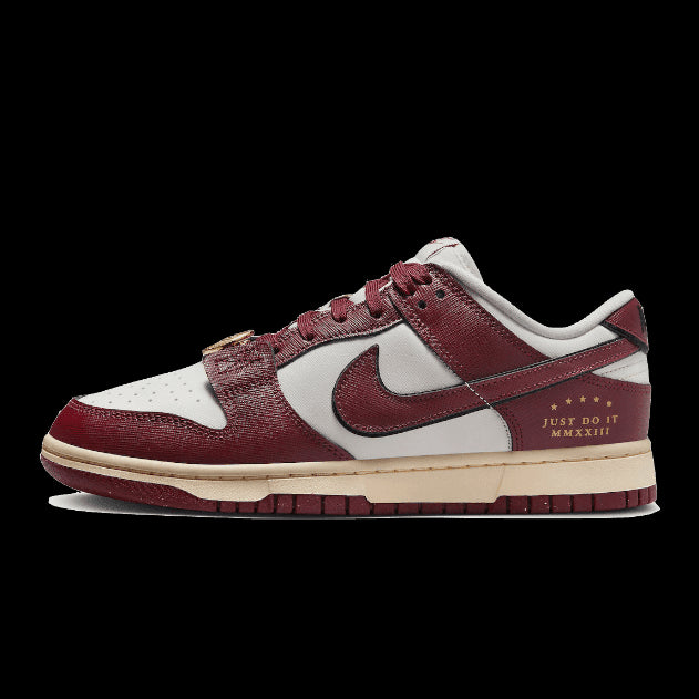 Nike Dunk Low SE Sail Team Red sneakers op groene achtergrond