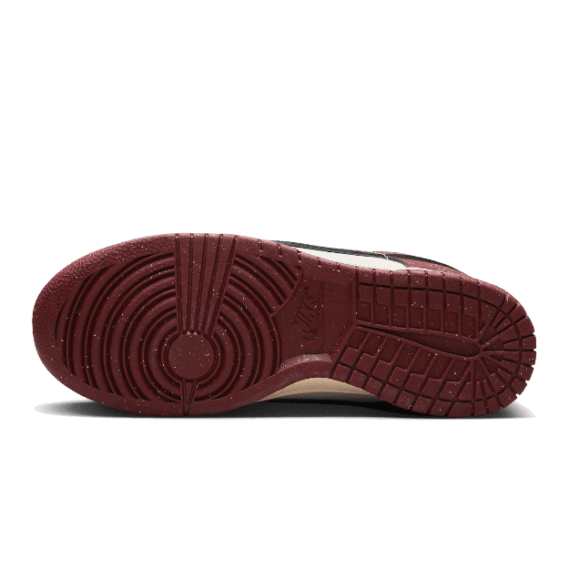 Rode Nike Dunk Low SE sneakers met een opvallende profielzool