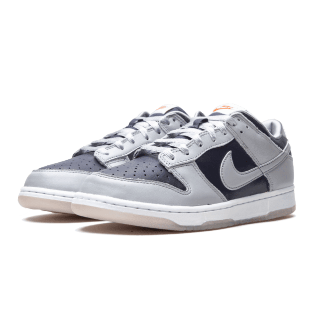 Stijlvolle Nike Dunk Low SP College Navy sneakers. Deze grijze en donkerblauwe sportschoenen met een opvallend Swoosh-logo bieden een uitstekende pasvorm en ondersteuning voor je dagelijkse activiteiten.