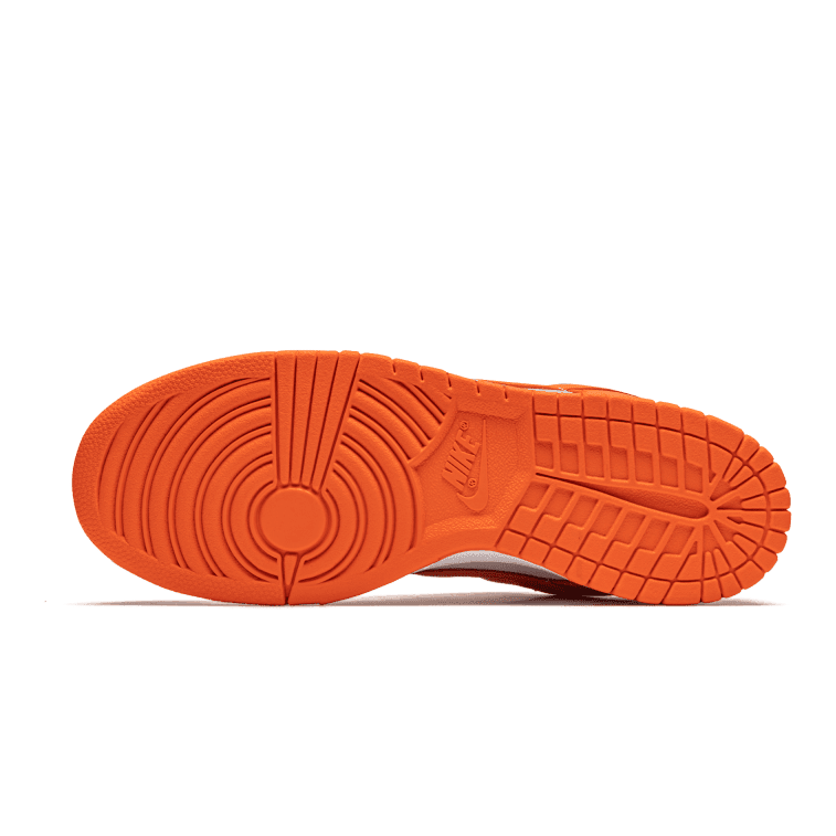 Oranje Nike Dunk Low SP sneaker met gedetailleerd reliëf van de zool in beeld