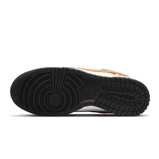 Zwarte Nike Dunk Low Safari Mix sneakers op groene achtergrond