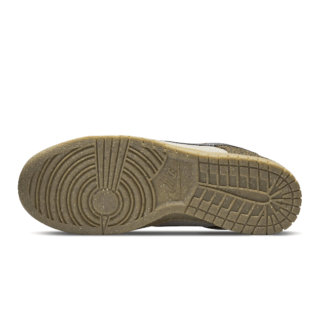 Bruine Nike Dunk Low Safari sneakers met detaillering op de zool