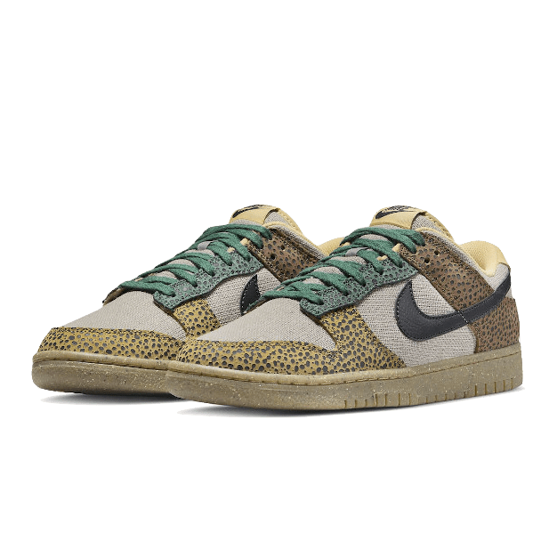 Nike Dunk Low Safari - Klassieke sneakers met safari-print en contrasterende groene accenten op een achtergrond van groen.